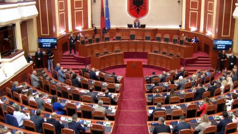 Miratohet struktura e re e Kuvendit: Rregullorja ndryshon me 79 vota pro, opozita braktis seancën